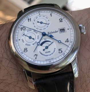 Why I still wear a mechanical watch and why smartwatches have potential.
