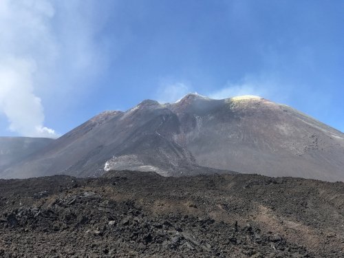 The white/yellow on the Etna summit is sulphite - not gold... according to our guide