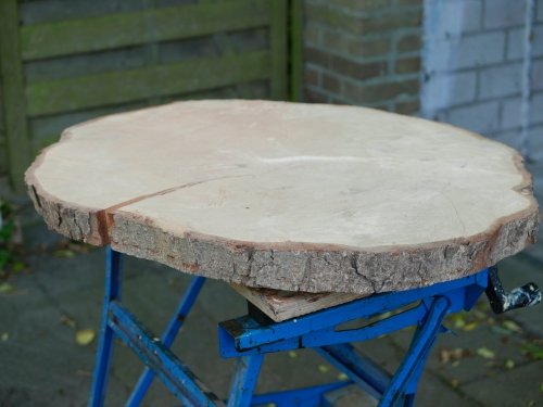 The chestnut slab wood on bench