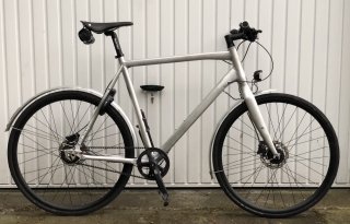 Using dichloromethane and sanding paper I removed the paint from my bike frame to create a minimal, raw aluminium look.