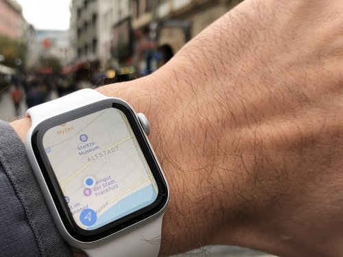 The world on your wrist - using Apple Maps in downtown Frankfurt