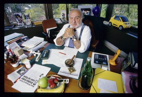 Nicolas G. Hayek, 1999 at his desk in Biel (photo: swissinfo.ch)