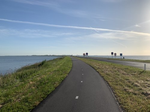 Just you and the road ahead (Zeedijk near Marken)