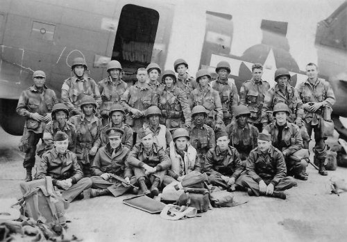 U.S. Army Pathfinders and USAAF flight crew prior to D-Day (June, 1944, RAF North Witham, public domain)