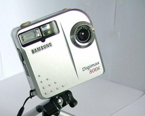 My first digital camera: a Samsung Digimax 800K shooting 1024x768px photos