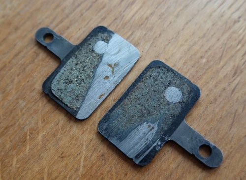 After some cleaning you can clearly see how 21.000KM look on a set of brake pads!