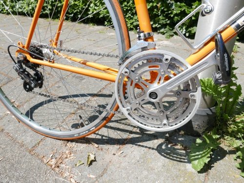 With all the black filthy grease removed, the retro orange really shines in combination with the metal front chain discs