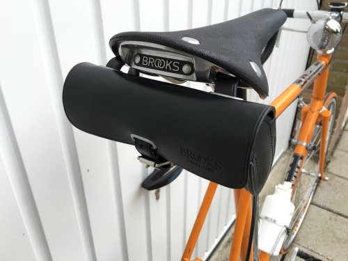 The Brooks C15 saddle with matching bag is a perfect (and comfortable) match for this bike
