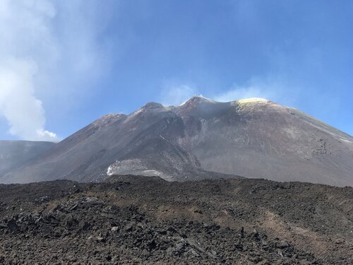 The white/yellow on the Etna summit is sulphite - not gold... according to our guide