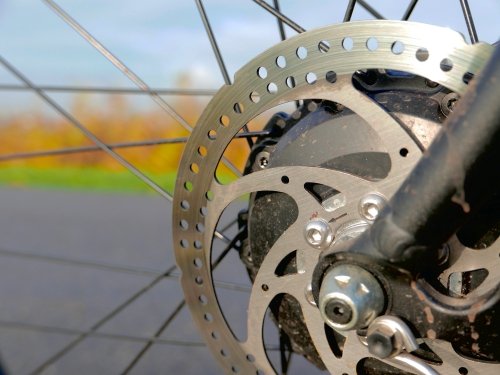 The mechanical disc brakes have no trouble stopping you