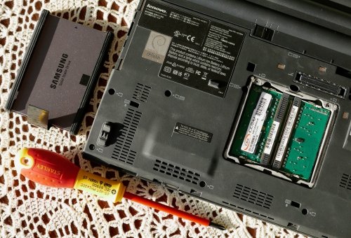 Upgrading the ThinkPad X200 memory and SSD is easy. 