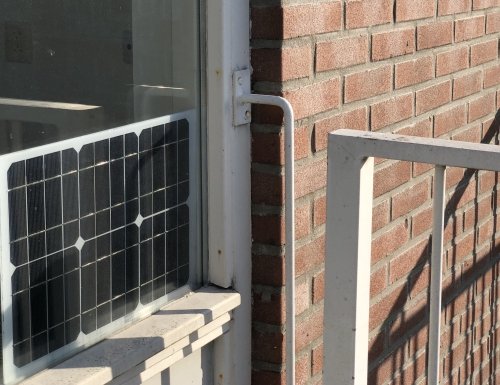 The solar panel directly placed behind the glass