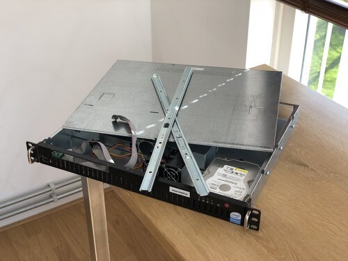 Rack mounted server chassis (1U), with rail kit