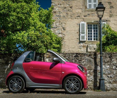 Smart fortwo cabrio in red/pink-ish