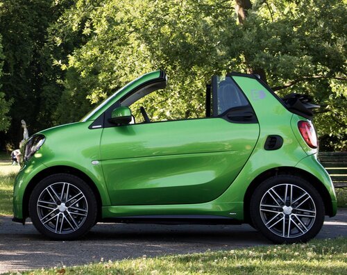 Smart fortwo cabrio in green