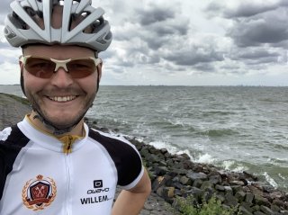 This week I took my bike for a long distance (211)KM ride around the Dutch Markermeer, solo! Read along for practical tips for long distance cycling.