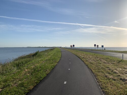 Just you and the road ahead (Zeedijk near Marken)