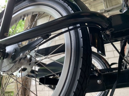 Clean cable management: I repurposed the fenders bolt to fixate the brake cable