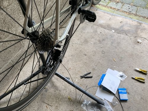 Connecting the cables to the derailleurs