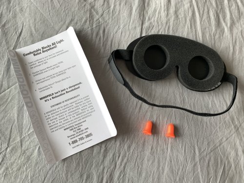 The sleep mask has open spaces covering your eyes, allowing your eyes to open freely (while maintaining darkness): this is a mayor difference with many other masks that sit right on your eye lids 