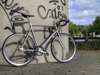 For the past few months I have been riding the Schindelhauer Siegfried Road bike with the Gates CDX Carbon Drive, read about this beautiful minimal bike in this post. 