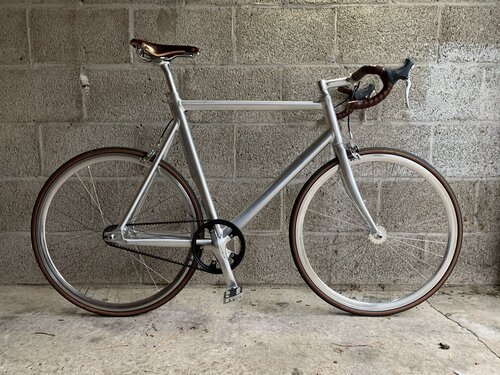 Siegfried Road as I got it from the bike shop - with a brown Brooks Swift saddle and matching Continental tires 