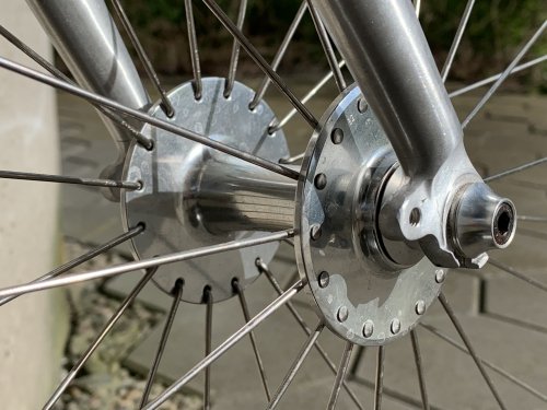 The beautifully spoked wheel is nothing short of harmonious, simple yet beautiful