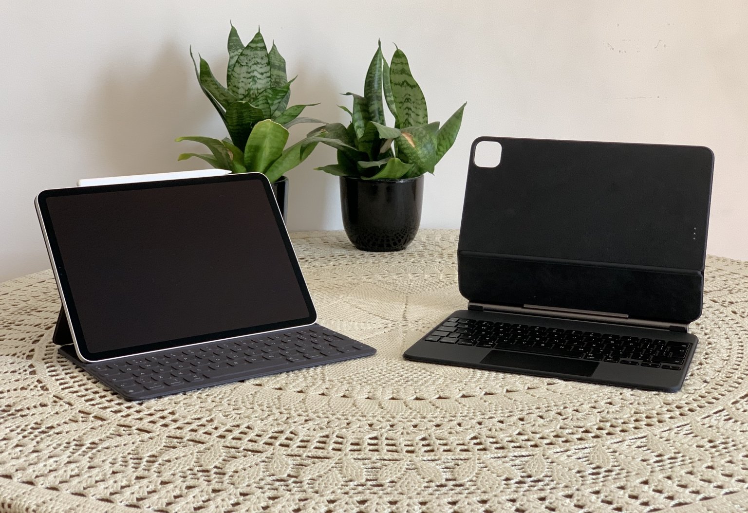 ipad pro smart folio vs magic keyboard