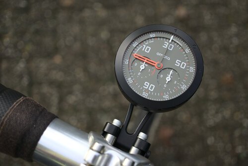 Simple bike computer that tracks GPS Analogue cycling computer