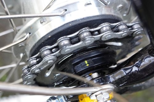 Properly tension the Nexus 7-speed gear hub by aligning the two yellow lines when you have selected the fourth gear