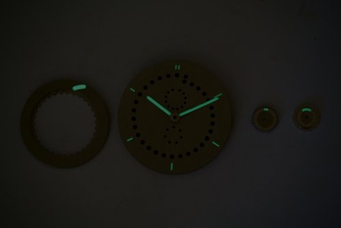 The super luminova makes the watch clearly readable in darkness