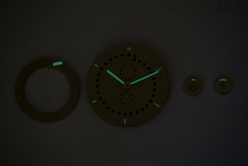 The super luminova makes the watch clearly readable in darkness