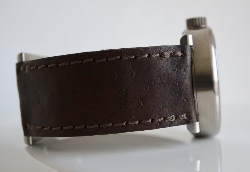 The sturgeon leather strap is waterproof by nature