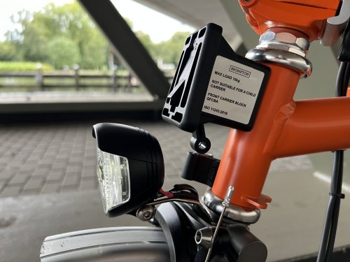 The front-carrier block enables easy clicking on and off of bags and frames, and is compatible with all Brompton models