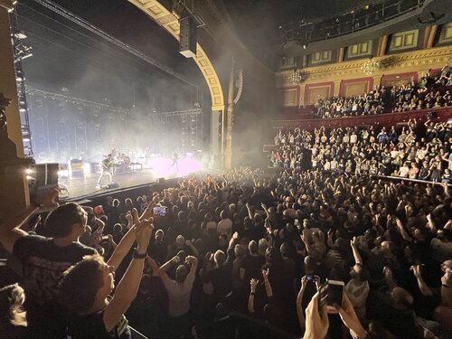 Bright flashes illuminate the audience and shedding light on Carré's classic interior