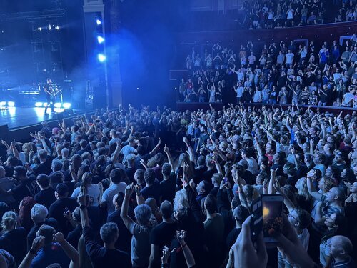 A mosh pit in Theatre Carré!! 