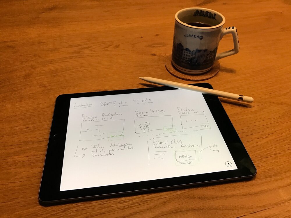 Etwas auf dem iPad entwerfen - mit Kaffee
