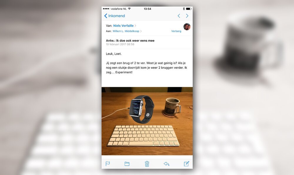 Nachricht von meinem Kumpel Niels, der vorschlägt, meine „Arbeiten auf einem Smartphone“-Idee auf die nächste Stufe zu heben, komplett mit einem Photoshop-Mockup.