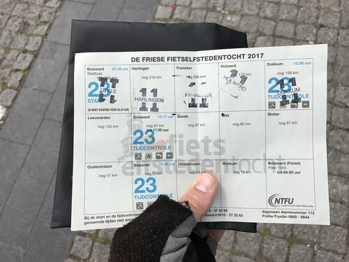 Entlang der Strecke sammelt man Stempel aus den verschiedenen friesischen Städten. Man braucht eine vollständige Karte, um die Medaille (Elfstedenkruisje) zu erhalten.