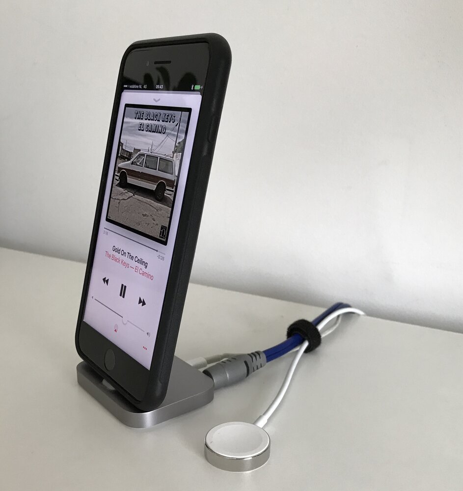 Gleichzeitiges Laden und Musikhören mit einem Apple Lightning Dock