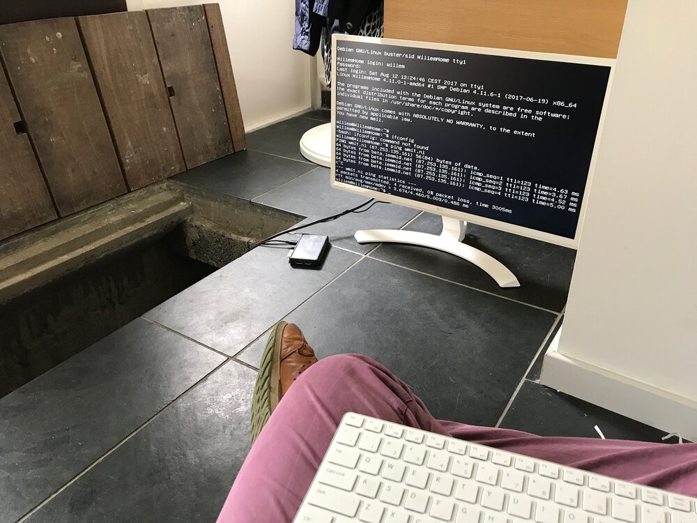 Monitor und Tastatur angeschlossen, um die Systeme zu testen.