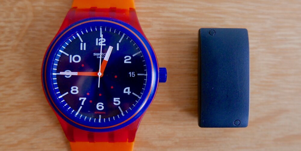 Der Biostrap Handgelenk-PPG-Sensor neben einer Swatch Sistem 51