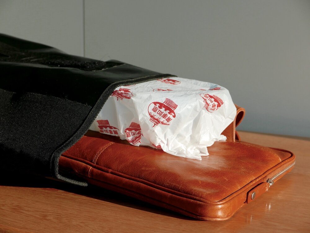 Plastiktüte auf der Arbeit, mit Essen darin, um den Inhalt meines Rucksacks zu schützen