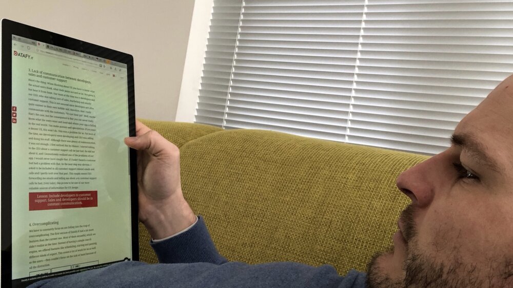 Das Lesen mit einem Tablet-Computer ist nicht auf deinen Schreibtisch beschränkt – ich lese gerne auf der Couch.