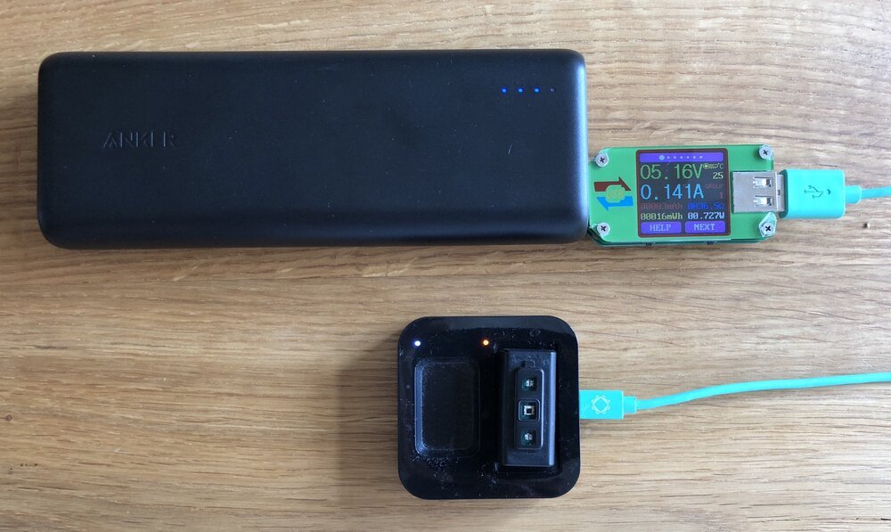 Aufladen des Biostrap mit Solarenergie aus der Anker Powerbank