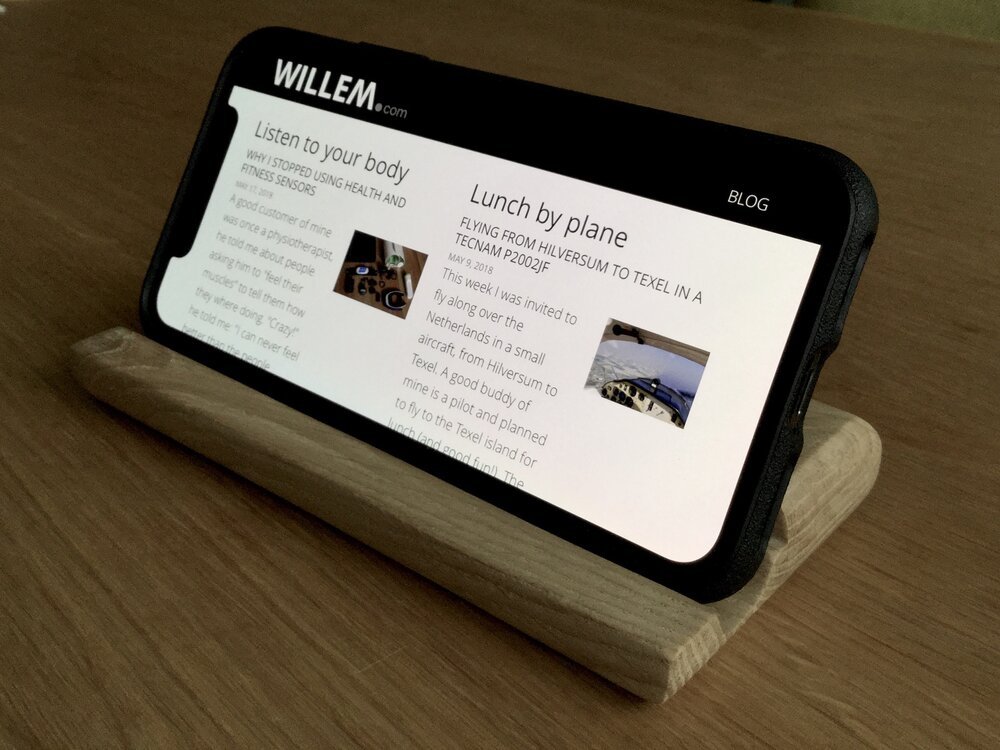 Der Winkel ist optimal für die Bedienung des Touchscreens