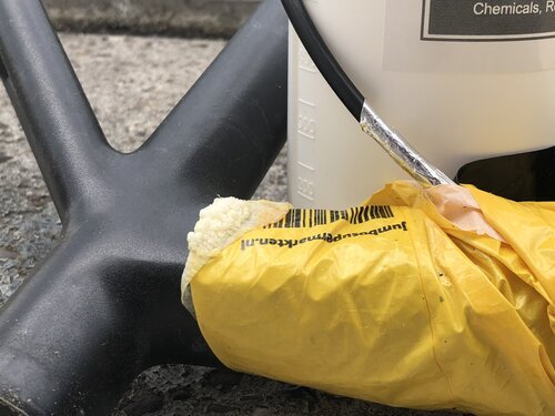 Man weiß, dass etwas vor sich geht, wenn sich chemische Kristalle auf dem Fahrradrahmen bilden...