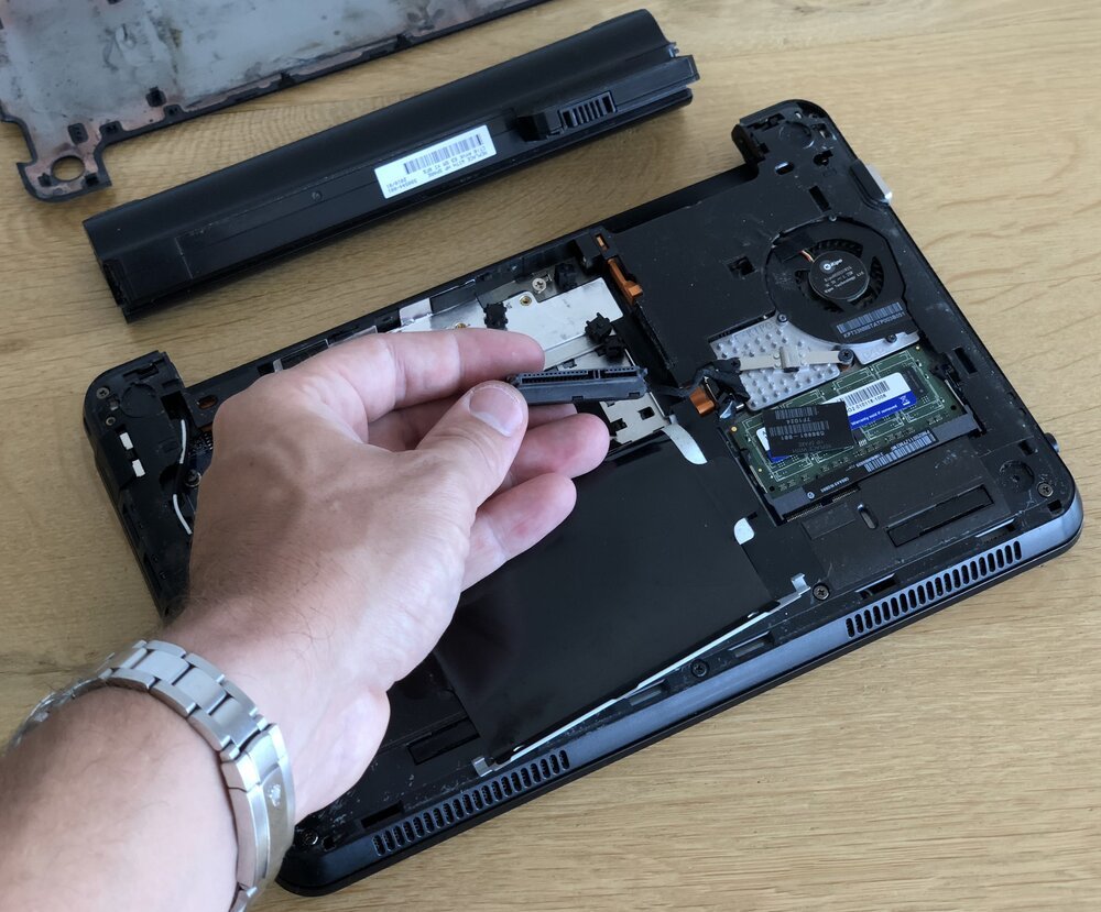 Die Fehlermeldung stimmte, im wahrsten Sinne des Wortes: das Boot-Laufwerk fehlt!