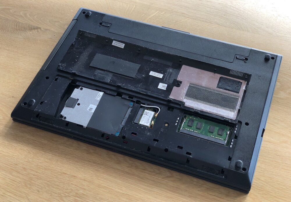 Öffnen des Laptops, um die Festplatte zu entfernen