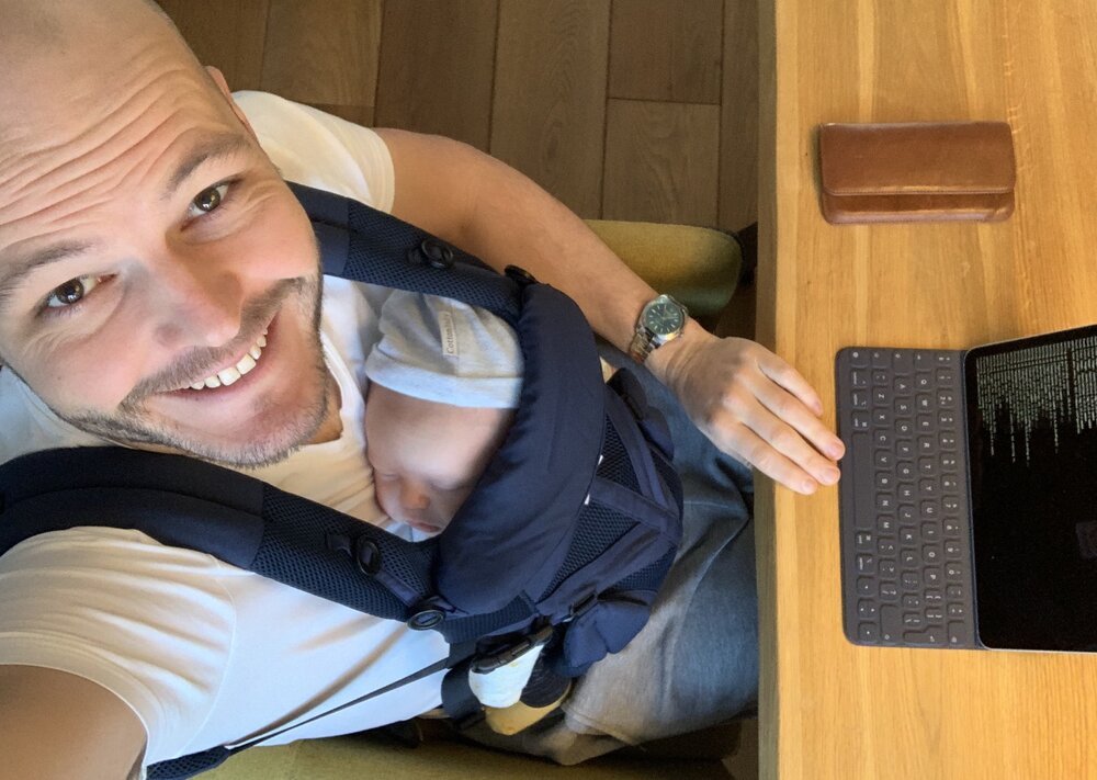 Baby schläft, Papa arbeitet